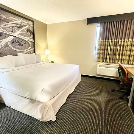 Отель Super 8 By Wyndham St Charles Saint Charles Экстерьер фото