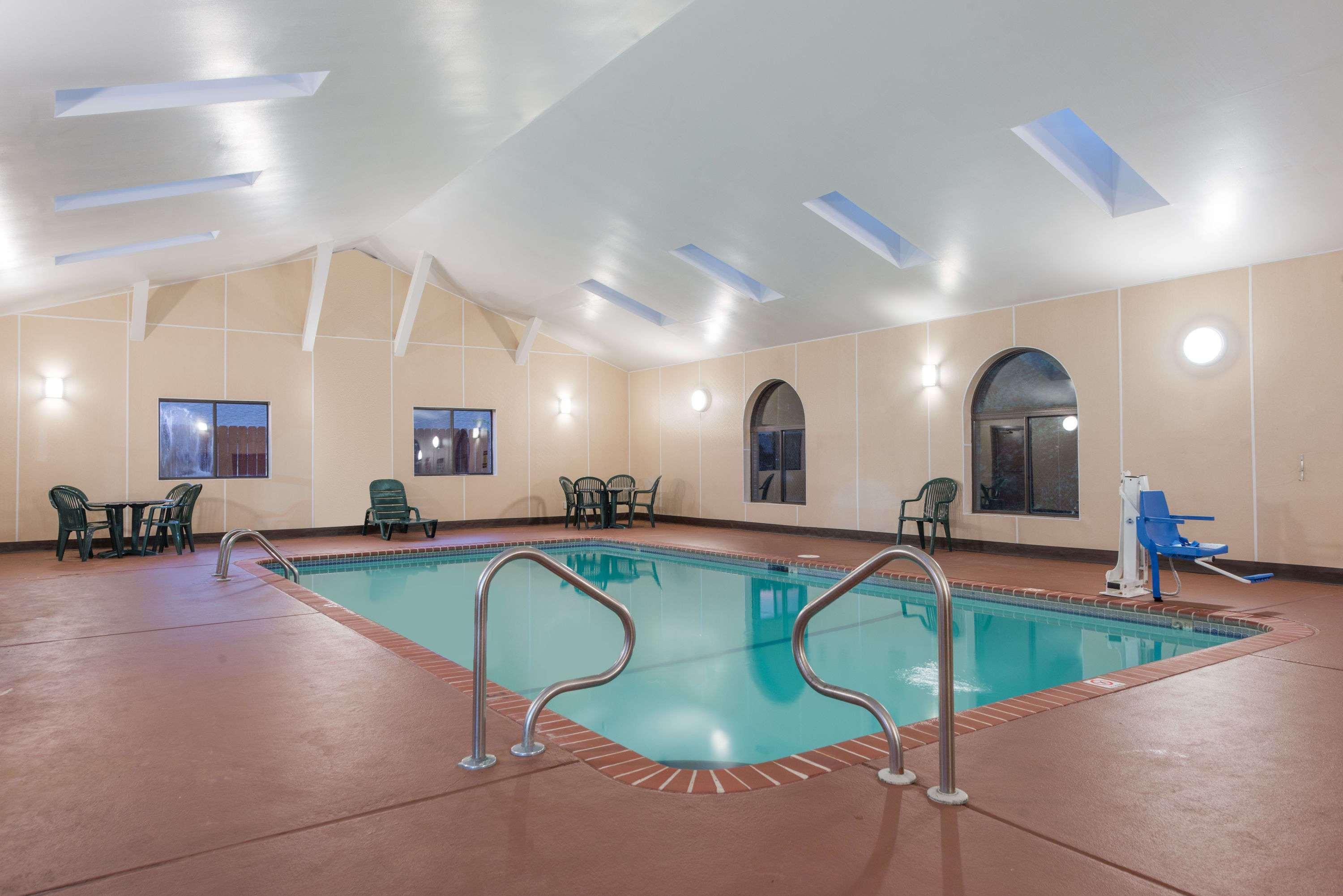 Отель Super 8 By Wyndham St Charles Saint Charles Экстерьер фото