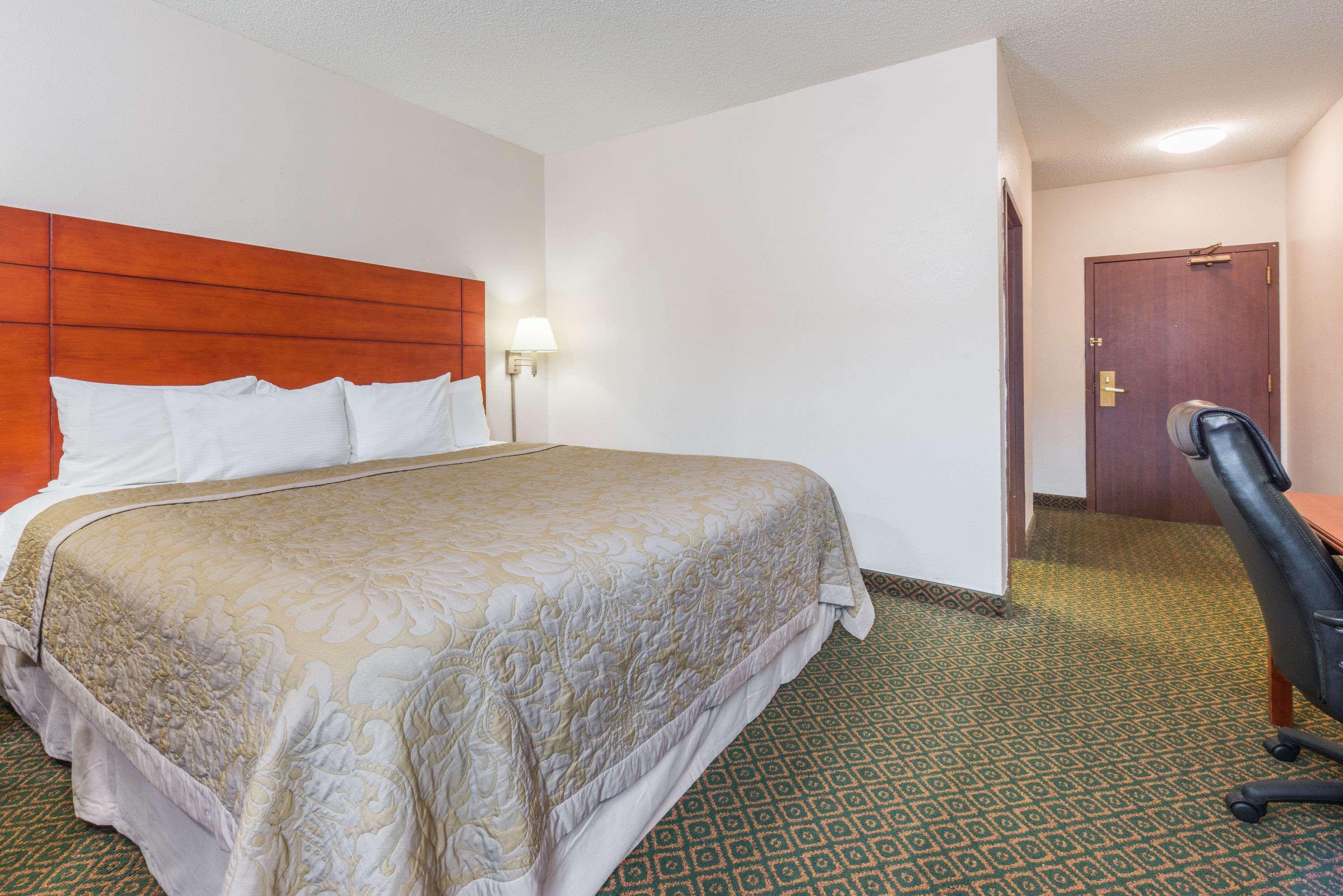 Отель Super 8 By Wyndham St Charles Saint Charles Экстерьер фото