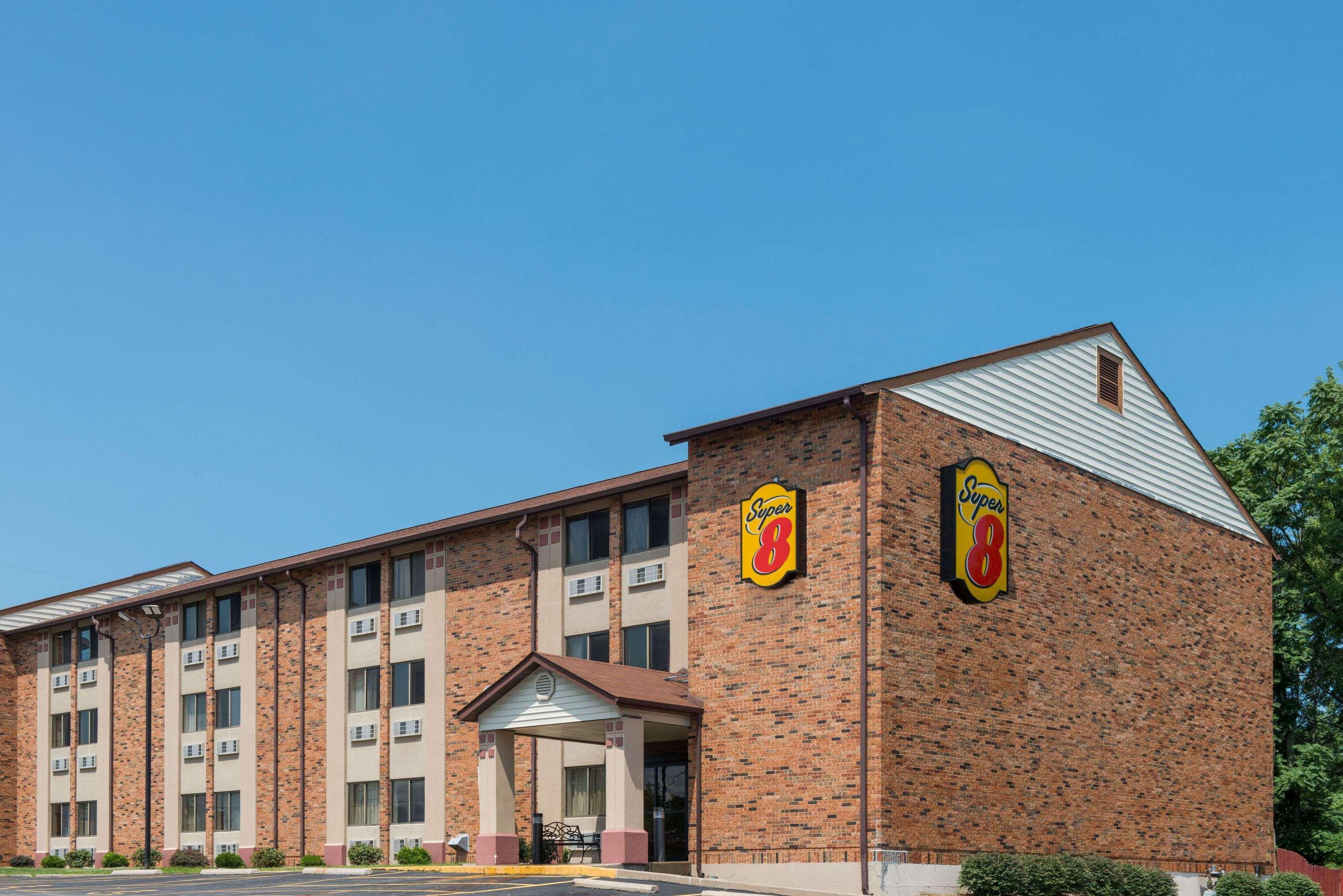 Отель Super 8 By Wyndham St Charles Saint Charles Экстерьер фото