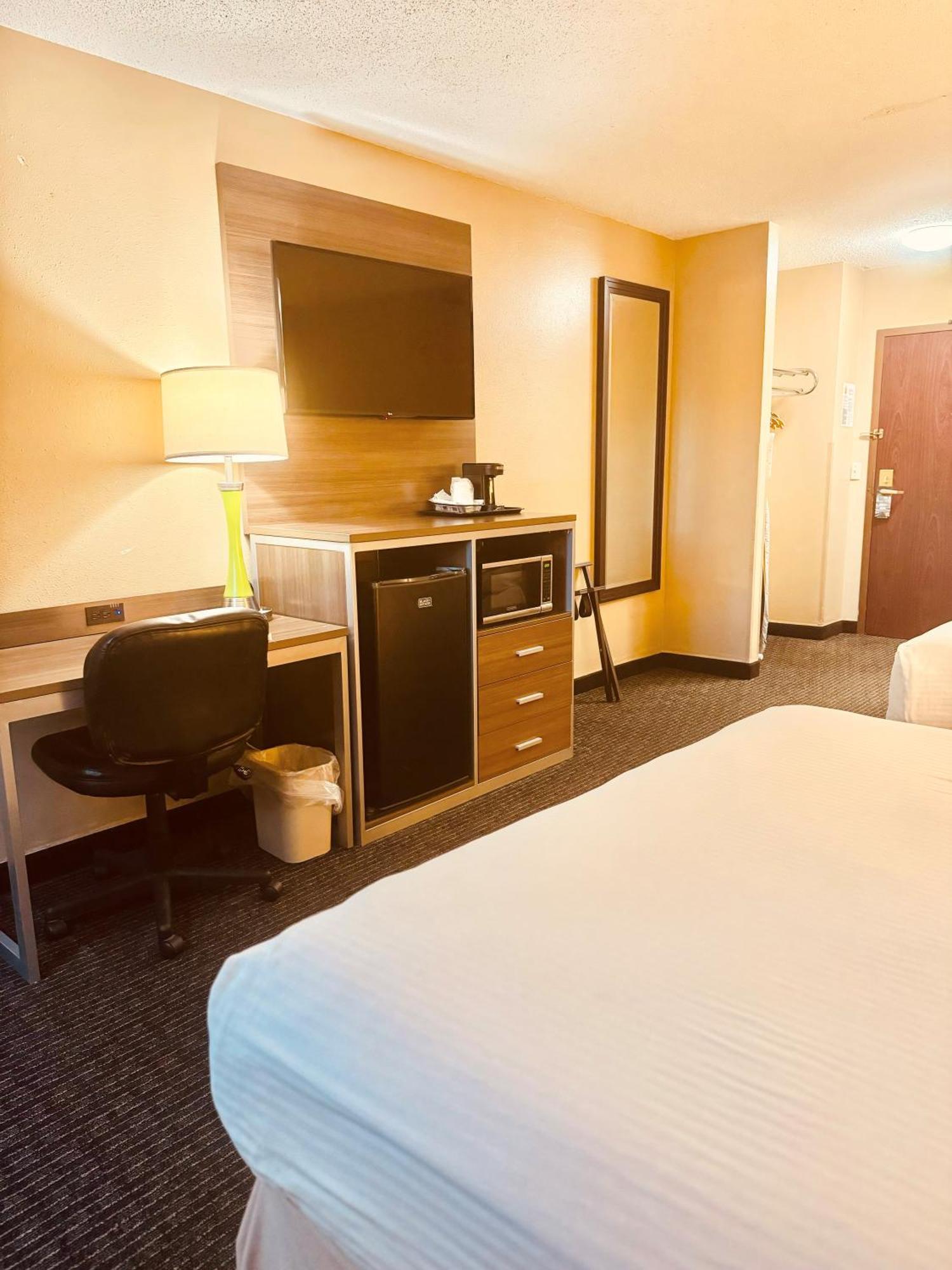 Отель Super 8 By Wyndham St Charles Saint Charles Экстерьер фото