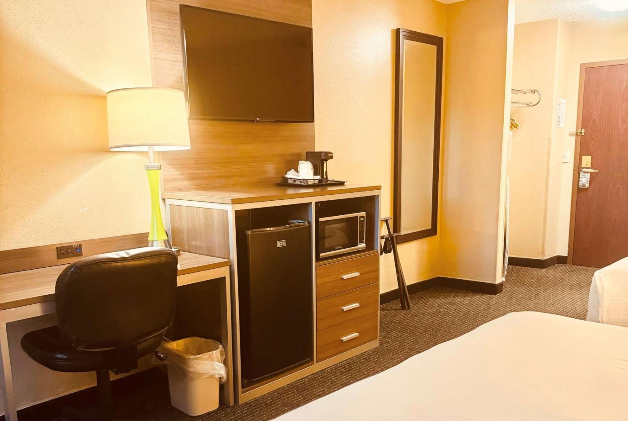 Отель Super 8 By Wyndham St Charles Saint Charles Экстерьер фото