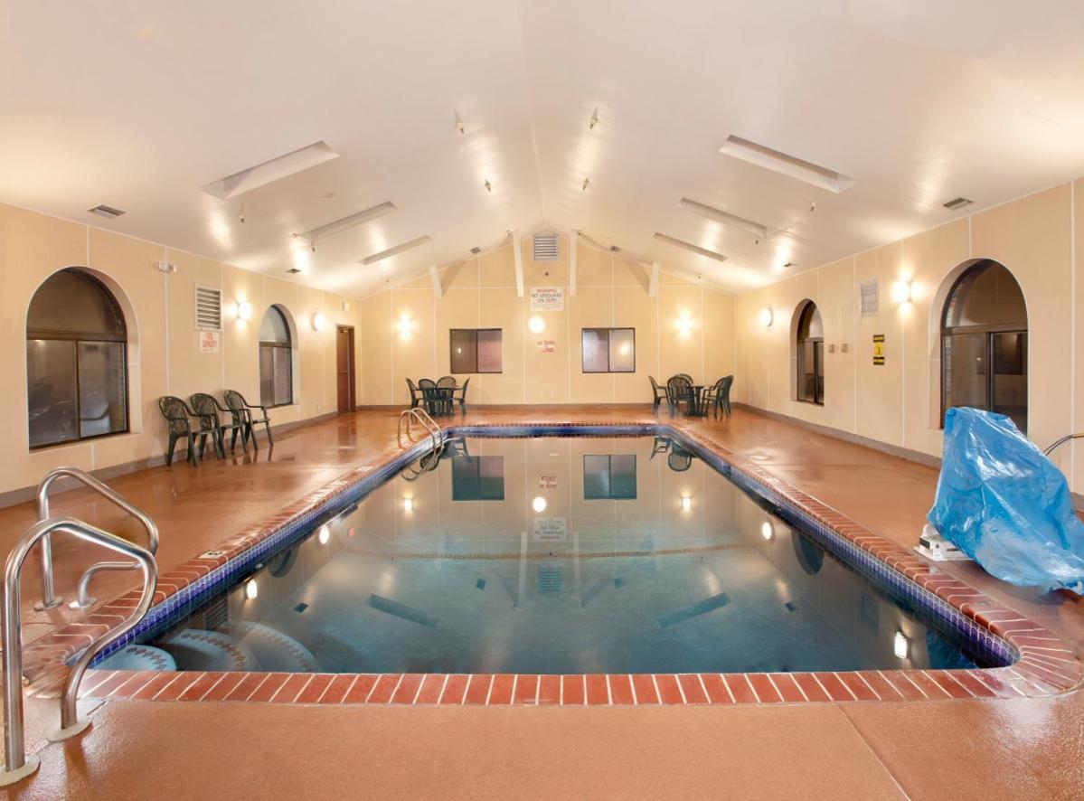 Отель Super 8 By Wyndham St Charles Saint Charles Экстерьер фото